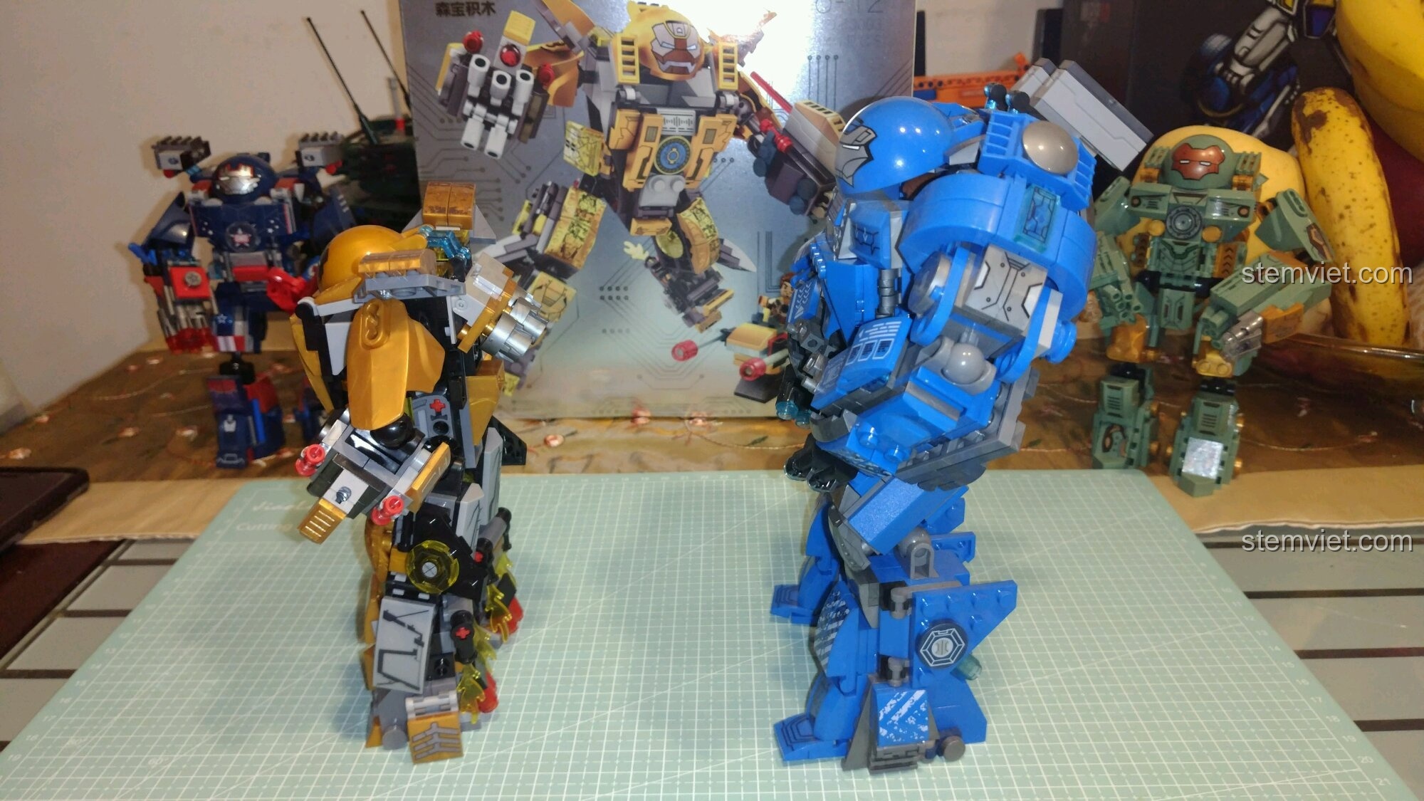 So sánh góc nghiêng của bộ giáp Người Sắt MK24 Sembo 0003 và một bộ mecha khác, thể hiện sự đa dạng.