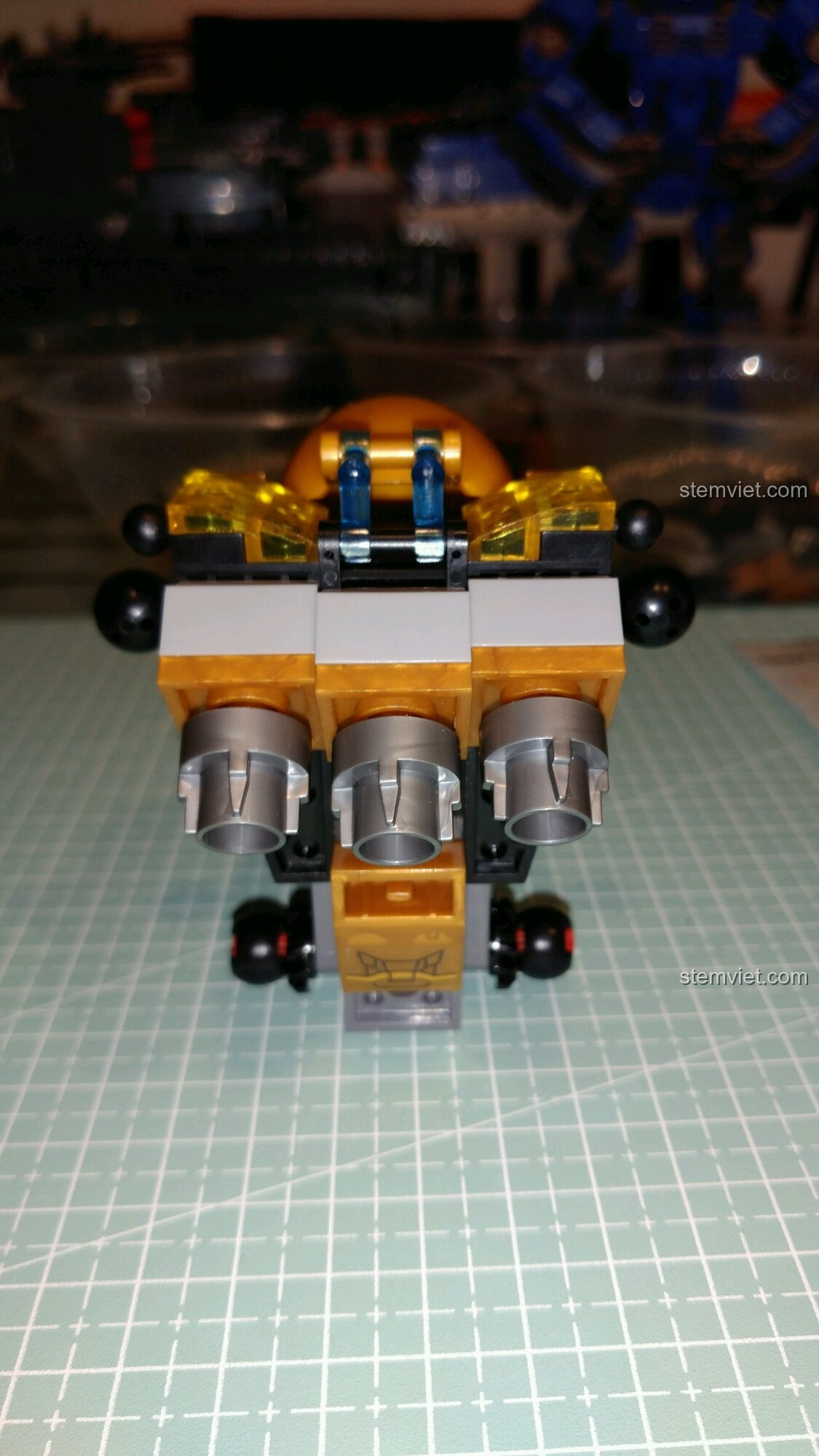 Mặt sau phần thân của bộ giáp Người Sắt MK24 Sembo 0003, nổi bật với cụm 3 động cơ phản lực mạnh mẽ.