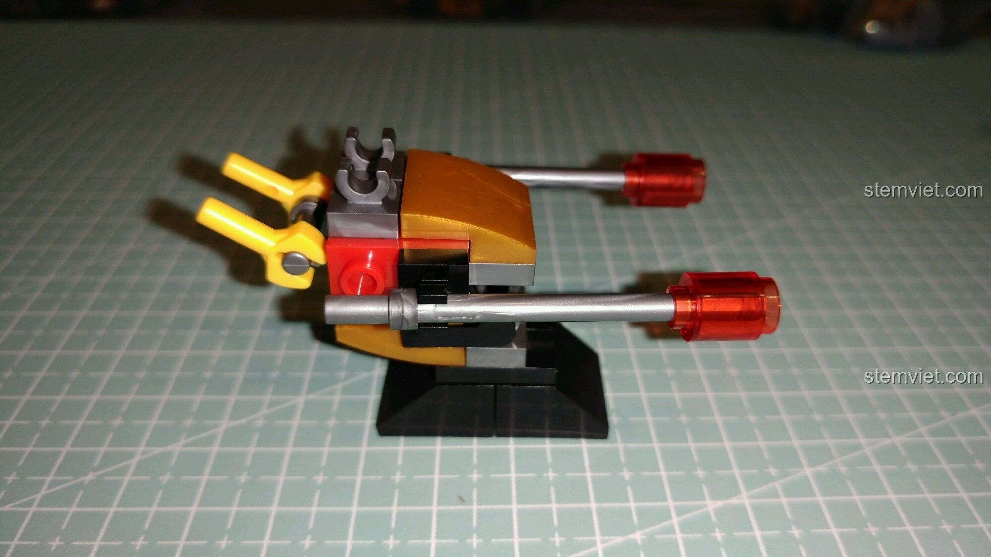 Góc nhìn ngang của ụ súng Sembo 0003, cho thấy khả năng điều chỉnh góc bắn, tăng tính tương tác cho đồ chơi.