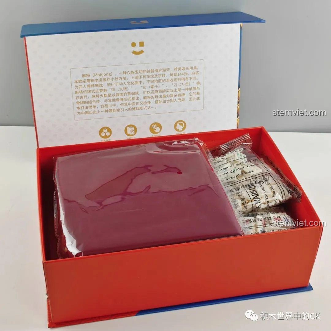 Bên trong hộp Bộ Xếp Hình Mạt Chược SEMBO 152, các phụ kiện như thảm chơi và túi đựng được sắp xếp ngăn nắp.