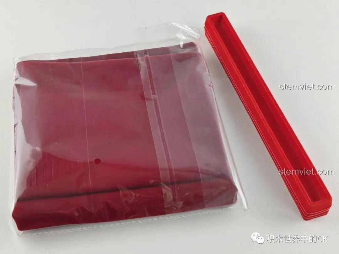 Thảm chơi bằng vải nhung và giá đỡ quân bài đi kèm Bộ Xếp Hình Mạt Chược SEMBO 152, nâng cao trải nghiệm chơi.