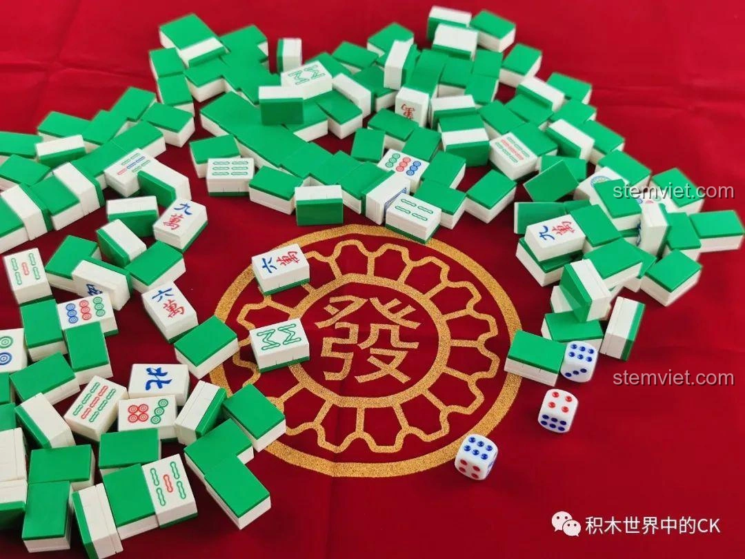 Các quân mạt chược lắp ráp được 'xào bài' trên thảm nhung, minh họa khả năng chơi của Bộ Xếp Hình Mạt Chược SEMBO 152.