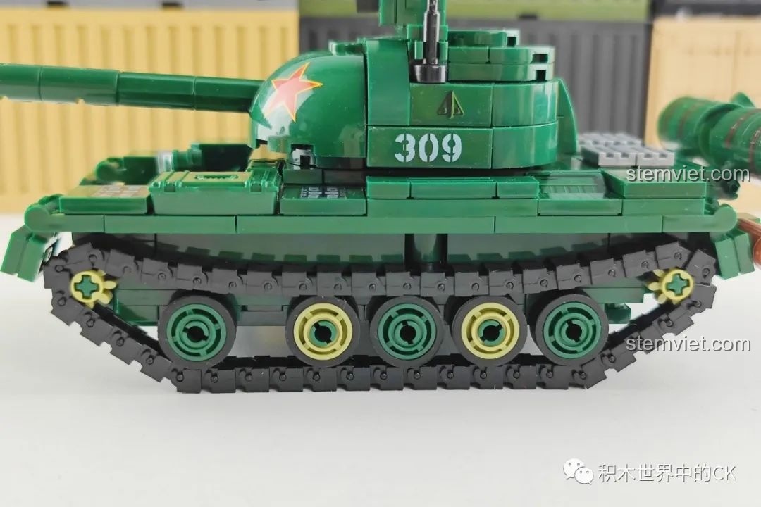 Chi tiết các thùng nhiên liệu phụ phía sau mô hình xe tăng Type 59, với màu xanh và nâu tạo điểm nhấn.