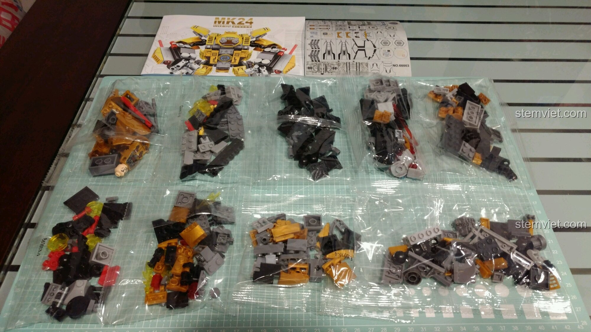 Toàn bộ chi tiết bên trong bộ Sembo 3 Mecha chiến đấu MK24, bao gồm 9 túi mảnh ghép, sách hướng dẫn và sticker.