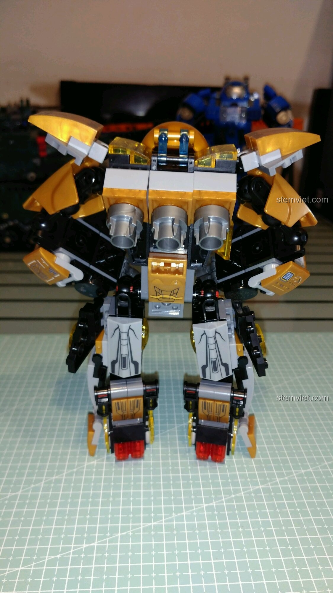 Mặt sau của mô hình Mecha chiến đấu MK24 hoàn chỉnh, cảm nhận Sembo 3 về độ chi tiết của sản phẩm.