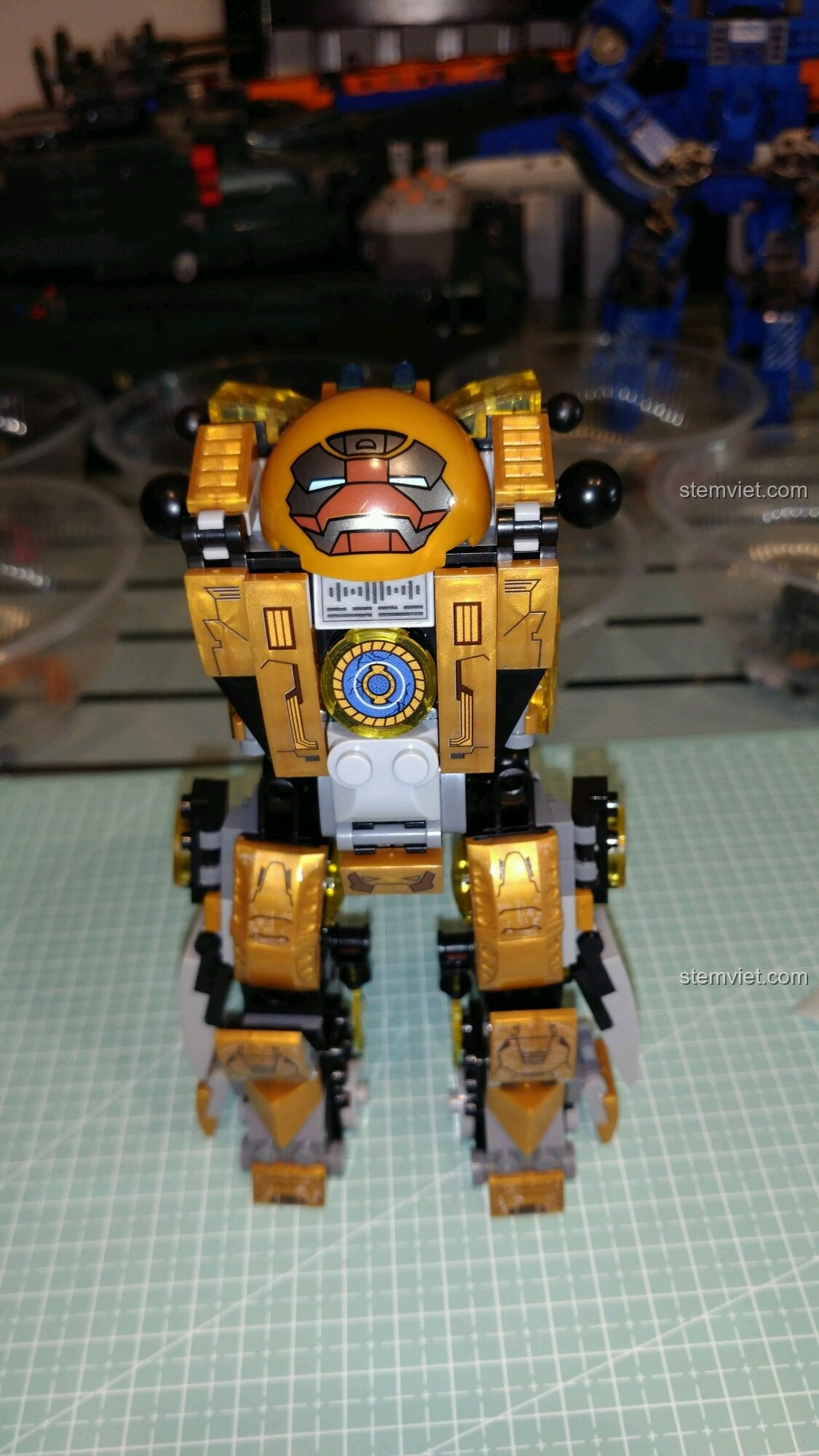 Mô hình Mecha chiến đấu MK24 sau khi gắn chân, cảm nhận Sembo 3 về sự cân đối của sản phẩm.