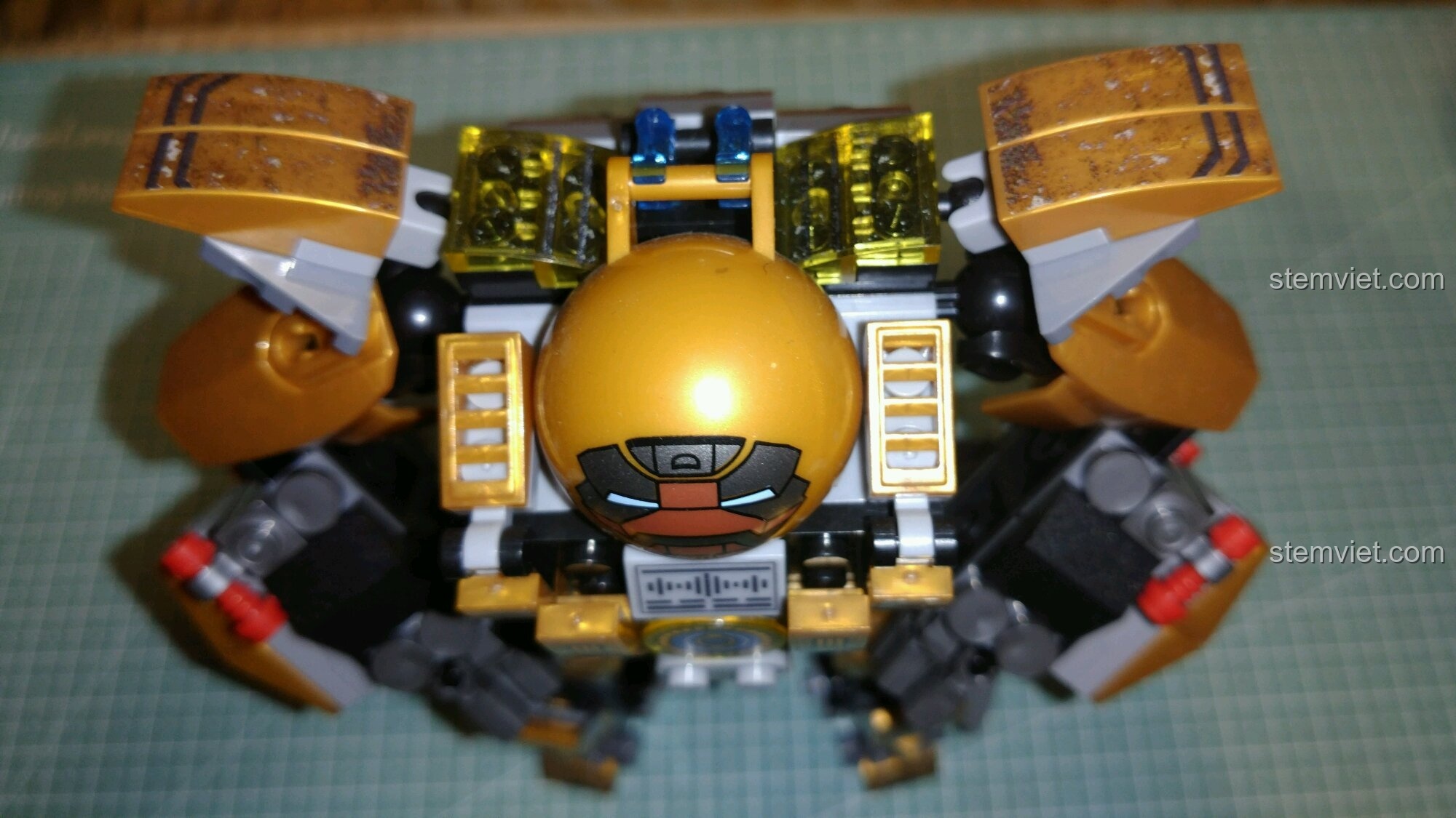 Mô hình Mecha chiến đấu MK24 với khoang lái đang mở, sẵn sàng cho minifigure vào, cảm nhận Sembo 3.