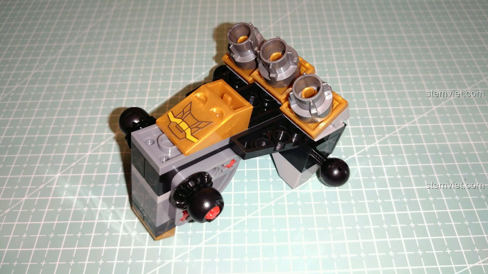 Gắn thêm các chi tiết động cơ phản lực cho phần thân Robot Người Sắt MK24, cảm nhận Sembo 3 chi tiết.