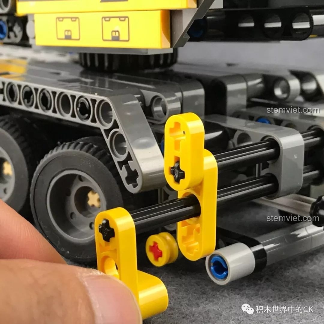 Cận cảnh cơ chế hoạt động của chân chống trên mô hình Cần cẩu di động Technic SEMBO.