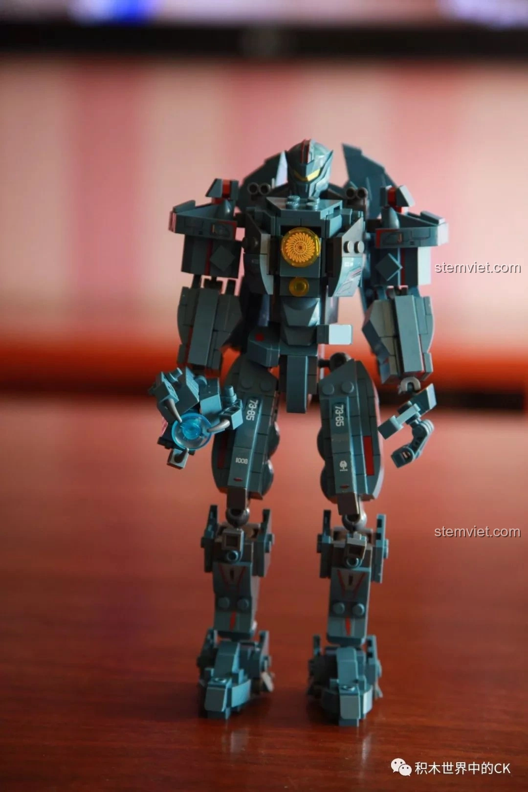 Cận cảnh vũ khí điện từ của robot Gipsy Avenger từ bộ Sluban M38-B0726A, đang được cầm trên tay. Cảm nhận Sluban M38 B0726A Người Máy Chiến Đấu Gipsy Avenger.