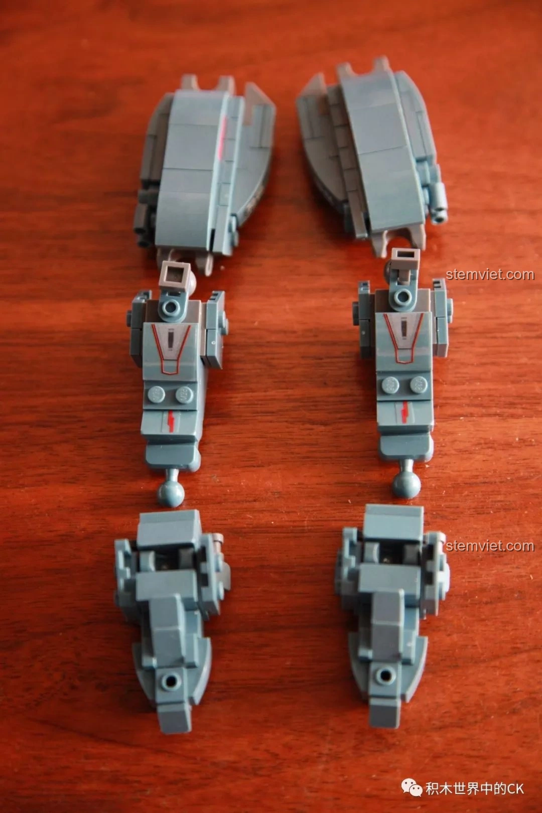 Các bộ phận của chân robot Gipsy Avenger (bàn chân, đầu gối, cẳng chân) từ bộ Sluban M38-B0726A. Cảm nhận Sluban M38 B0726A Người Máy Gipsy Avenger.