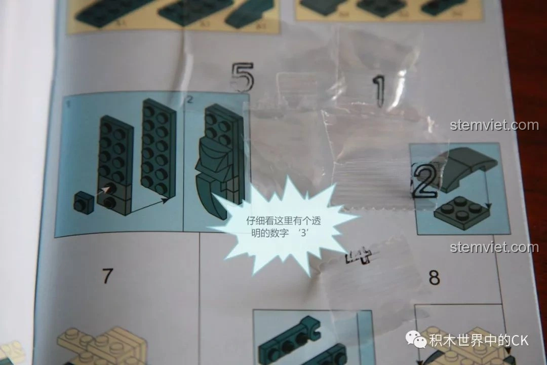 Cận cảnh hướng dẫn lắp ráp Sluban M38-B0726A Gipsy Avenger với chú thích về số '3' mờ trên túi. Cảm nhận Sluban M38 B0726A Người Máy Gipsy Avenger.