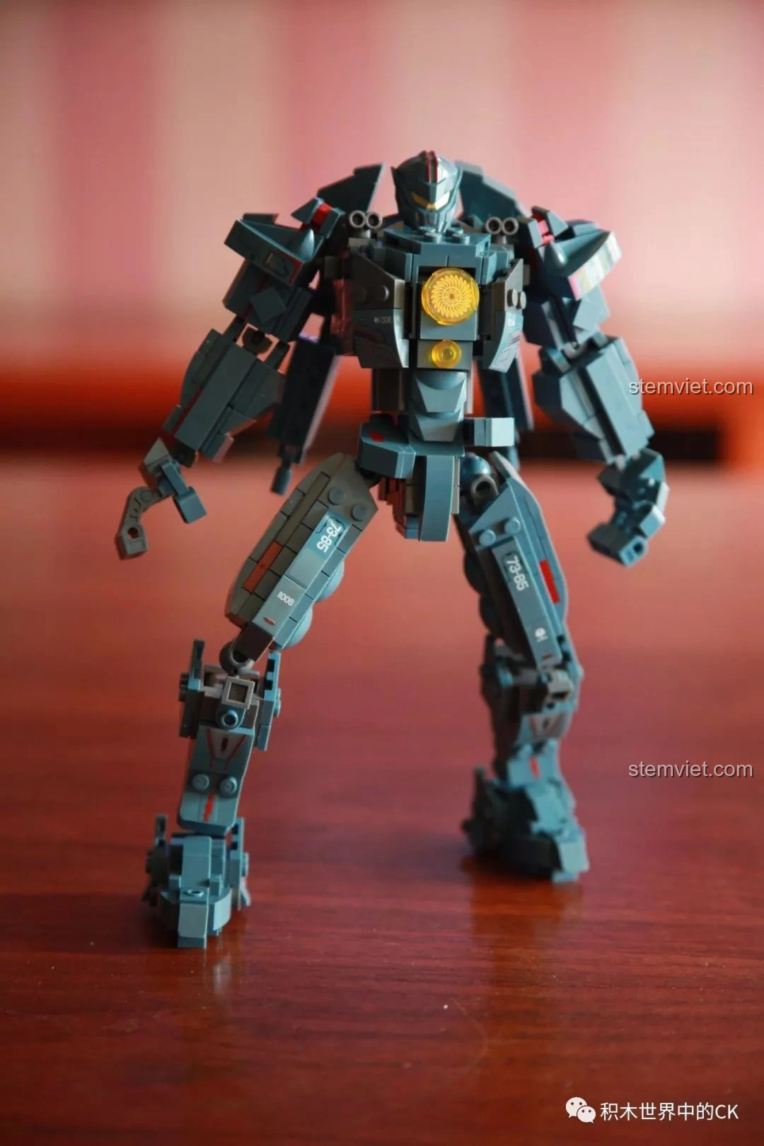 Cận cảnh phần ngực của robot Gipsy Avenger từ bộ Sluban M38-B0726A, với chi tiết 'trái tim' cơ khí màu vàng. Nhận xét Sluban M38 B0726A Robot Gipsy Avenger.