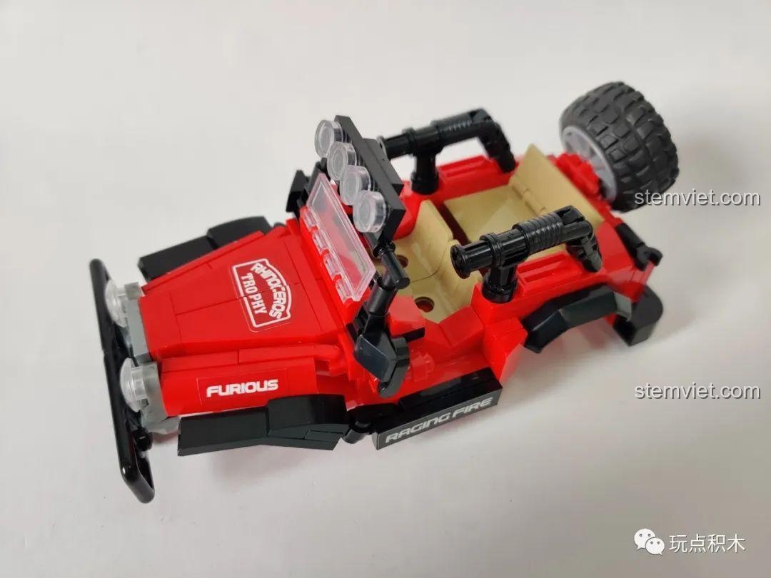 Phần thân xe Jeep của bộ lắp ghép Sluban M38 B0816 gần hoàn thiện, sẵn sàng để gắn hệ thống treo và bánh xe.