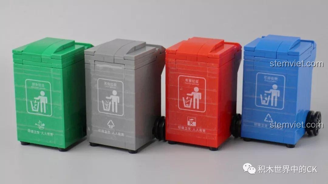 Cận cảnh 4 mô hình thùng rác mini SX giá hời sau khi lắp ráp và dán sticker, màu sắc tươi sáng.