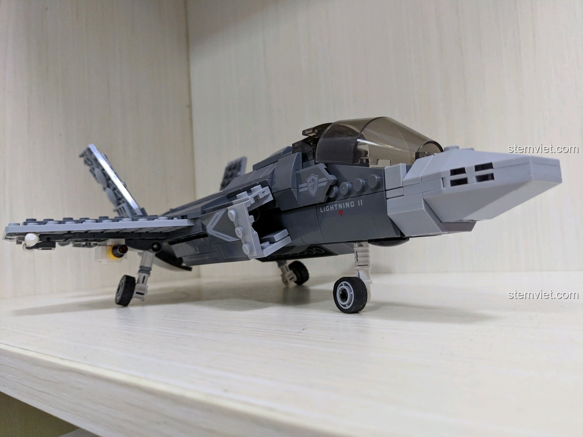 Cảm nhận Xingbao 6026 Mô hình F-35, ảnh chụp cận cảnh phần đầu và thân máy bay với các chi tiết tinh xảo.