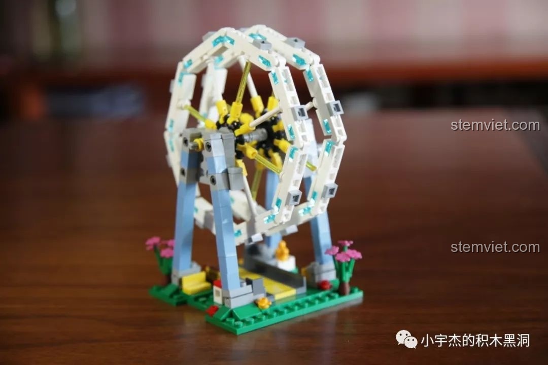 Góc nhìn nghiêng của khung Vòng quay Mặt trời Xingbao XB-01106 sau khi được dựng trên đế, chưa có cabin.