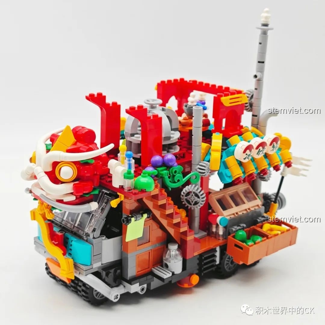 Gắn chi tiết đầu rồng vào phía trước mô hình xe tải Zhegao DZ 6134.