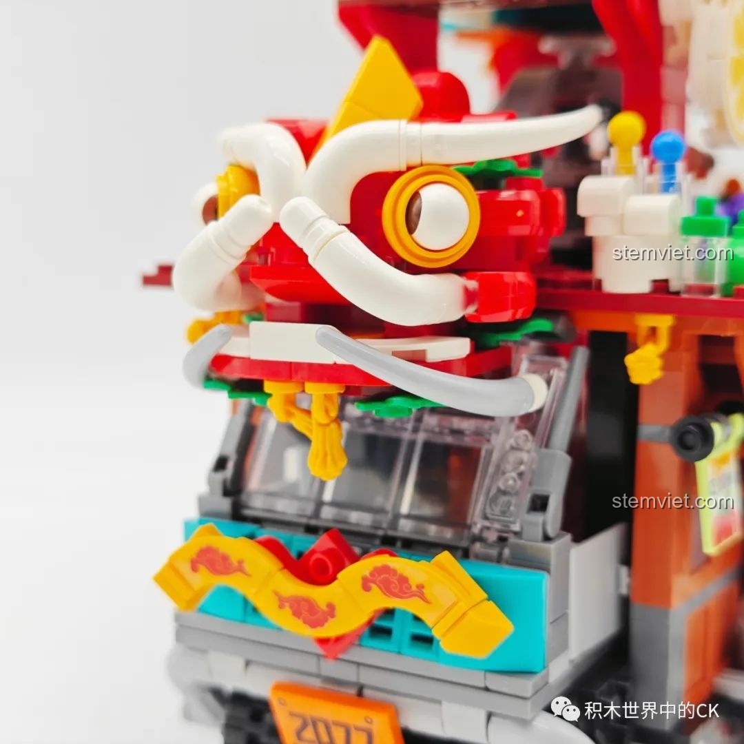 Cận cảnh chi tiết đầu rồng trên mô hình Xe Tải Bán Nước Giải Khát Rồng Băng.