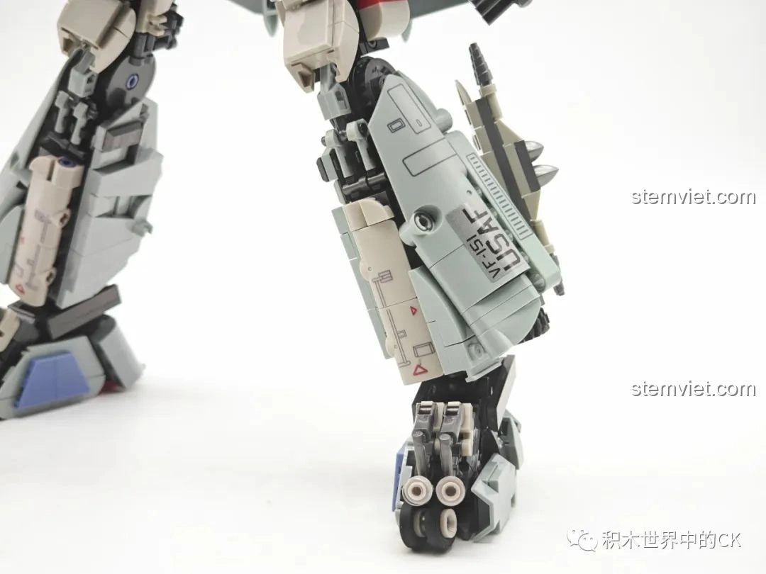 Cận cảnh phần bàn chân và bánh xe của mô hình Robot Biến Hình Blitzwing JIESTAR 58047.