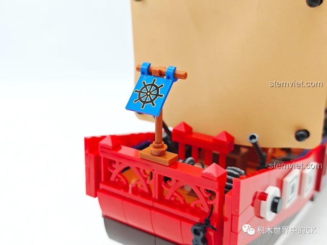 Cận cảnh bánh lái và lan can đuôi tàu của bộ JIESTAR 58001, với hoa văn cổ điển tinh xảo.