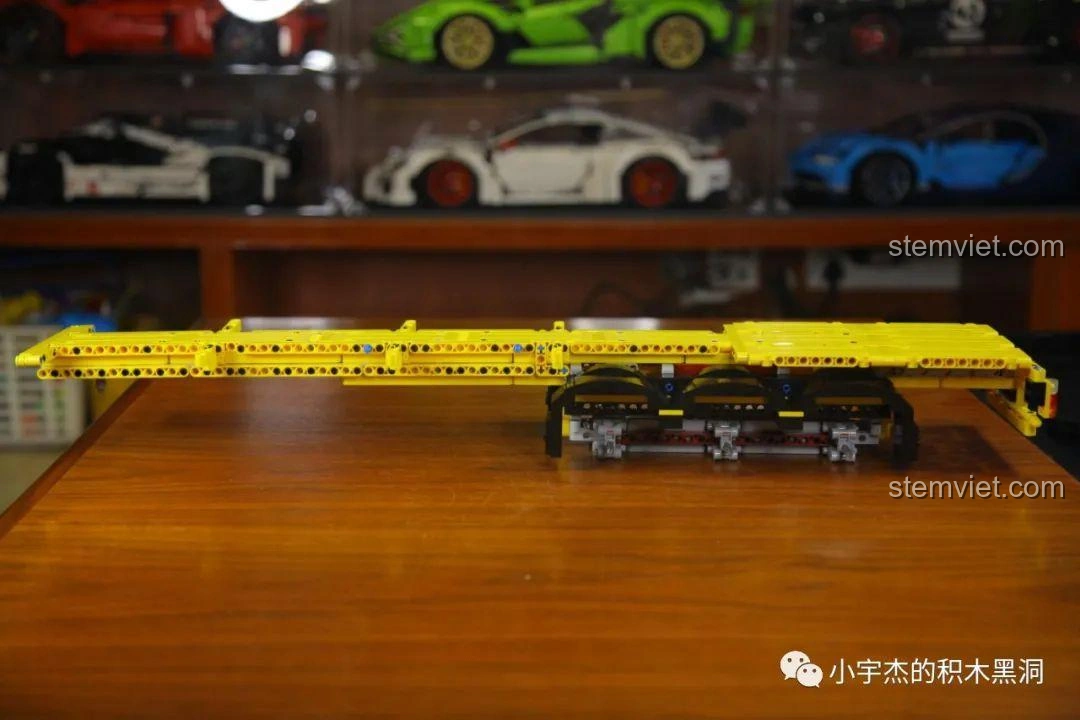 Cận cảnh bánh xe của bộ đồ chơi lắp ráp Thùng Container Hồng 1:10 YC-QC013.