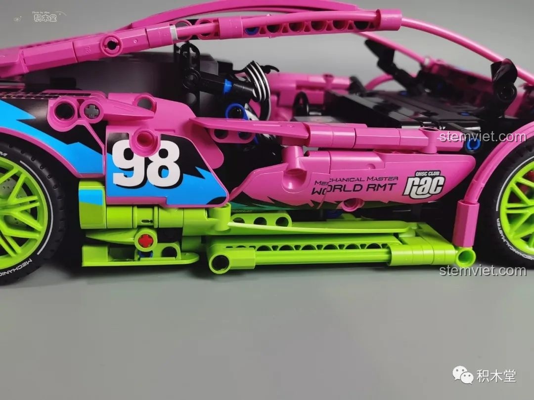 Cận cảnh bánh xe của Siêu xe Lamborghini Wanzhi chất lượng cao giá tốt, với mâm xanh và lốp có chữ.