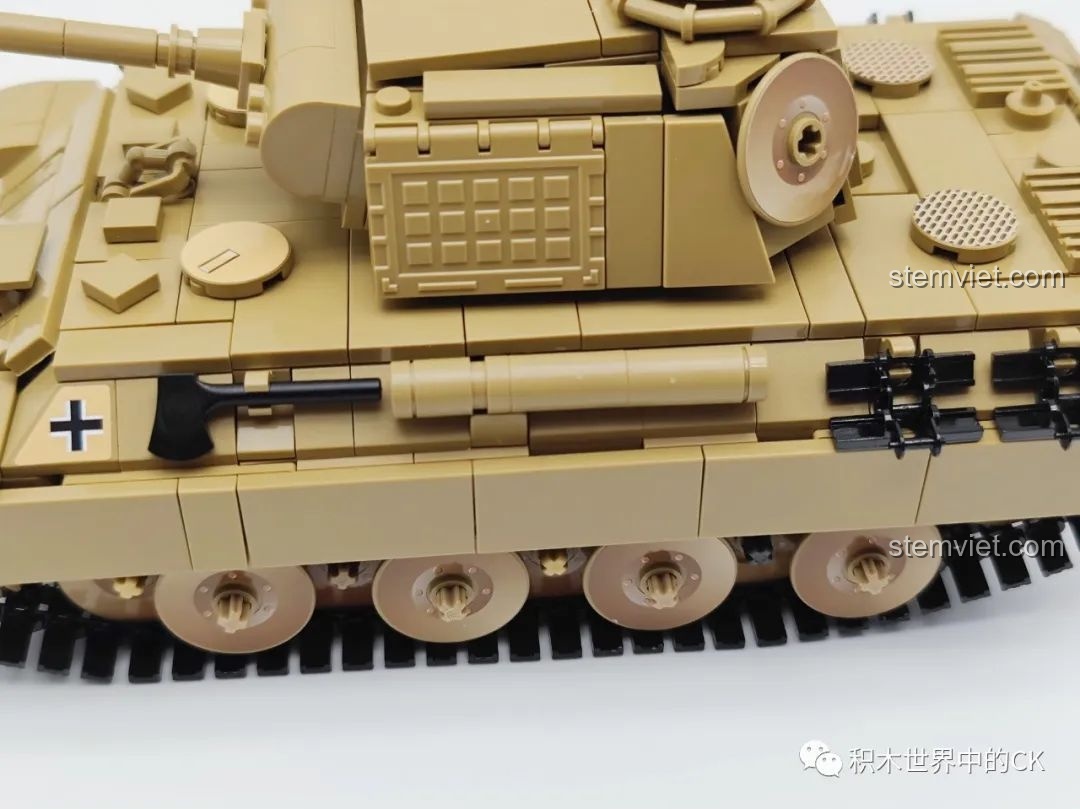 Cận cảnh hệ thống bánh xích và bánh xe của mô hình Xe tăng hạng trung Panther C61073.