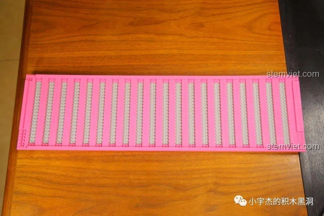 Cận cảnh bề mặt của Thùng Container Hồng 1:10 YC-QC013, các mảnh ghép khớp khít.