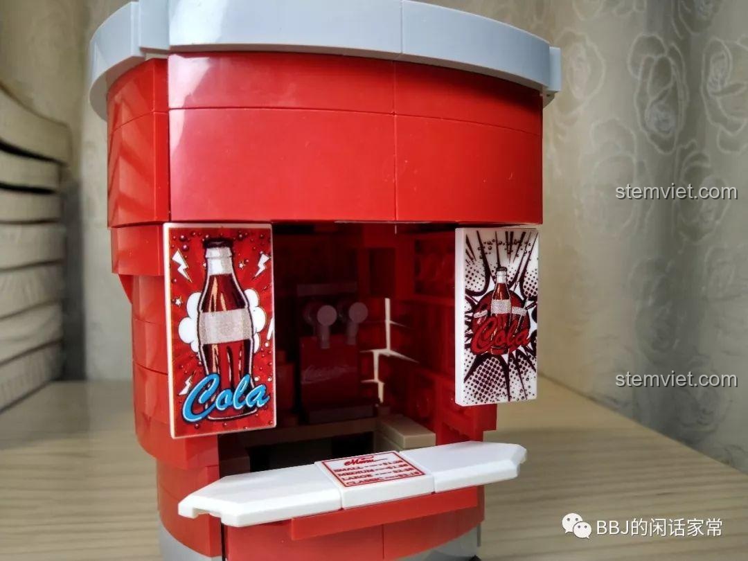 Cận cảnh chi tiết bên trong quầy bán hàng của bộ đồ chơi Quầy bán nước giải khát cho trẻ em trên 6 tuổi.