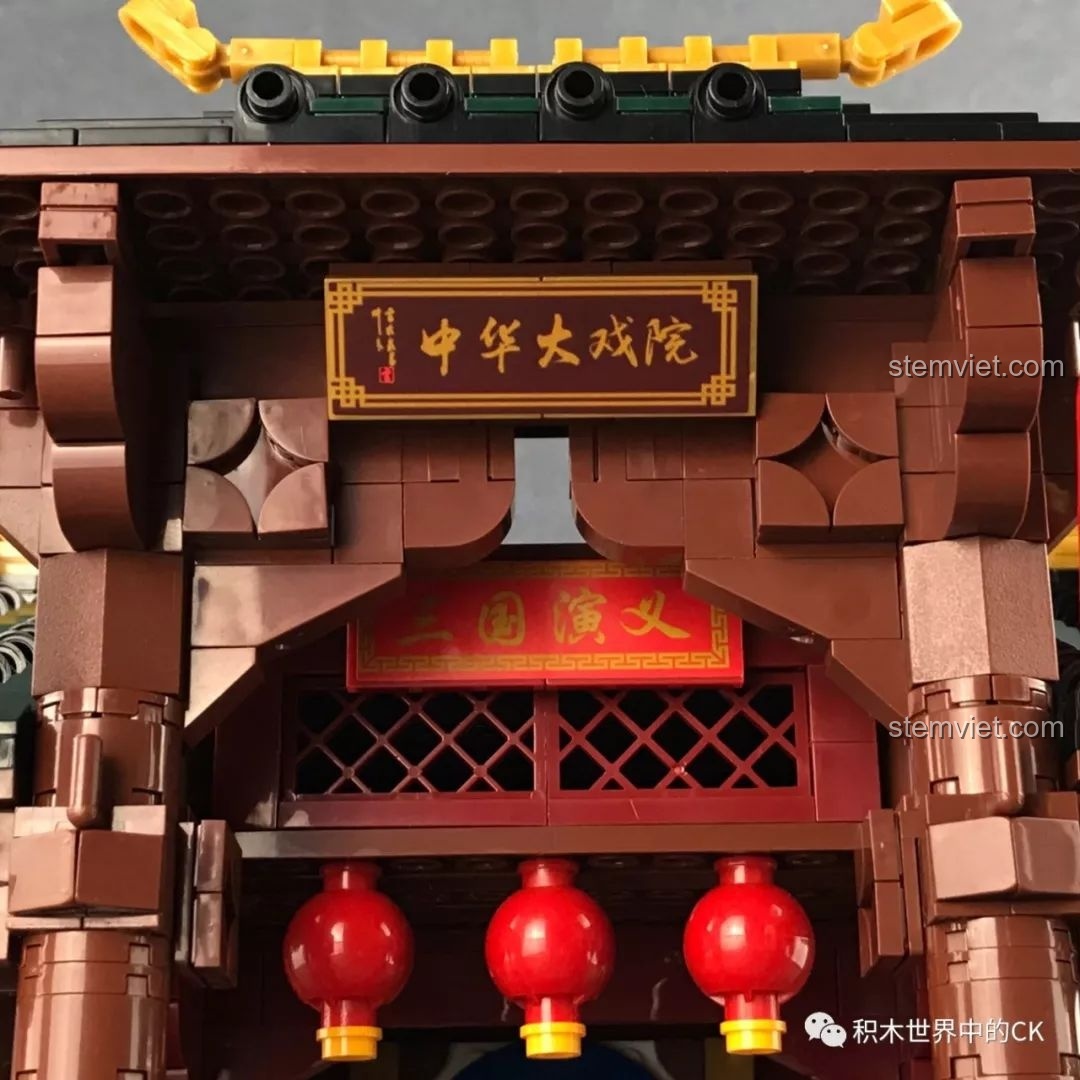Cận cảnh biển hiệu 'Đại Hí Viện' và tên vở kịch được treo ở cổng chính của mô hình.