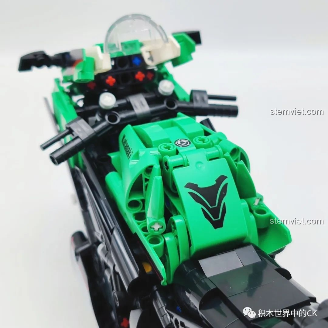Cận cảnh bình xăng và phần ghi đông của bộ đồ chơi Kawasaki NINJA ZX-10R JIESTAR siêu tiết kiệm.