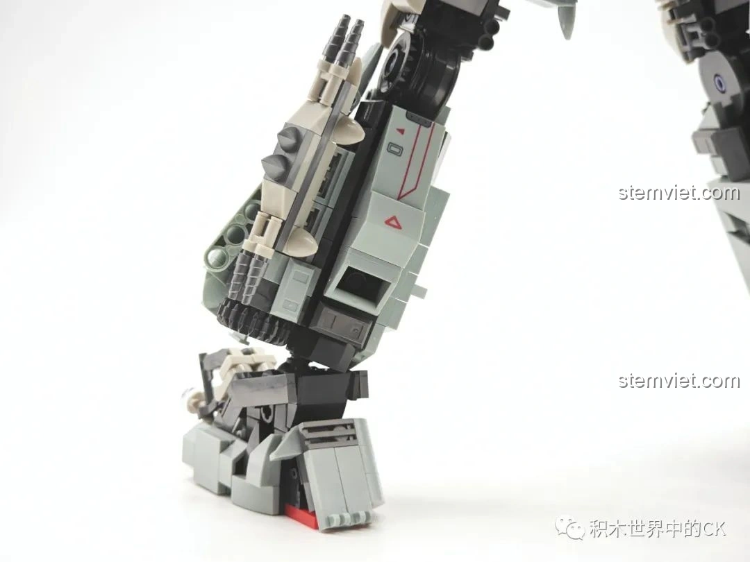 Cận cảnh chi tiết cánh máy bay của mô hình Robot Biến Hình Blitzwing JIESTAR 58047.