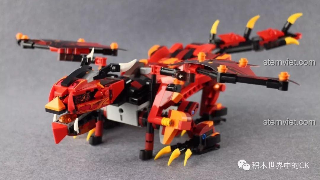 Cận cảnh chi tiết đôi cánh bằng nhựa PVC dẻo của Rồng Lửa Bão Tố Mould King 13019.