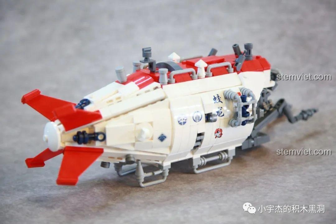 Cận cảnh cánh tay robot đa khớp của mô hình tàu lặn Giao Long số 1 PanlosBrick 688009.