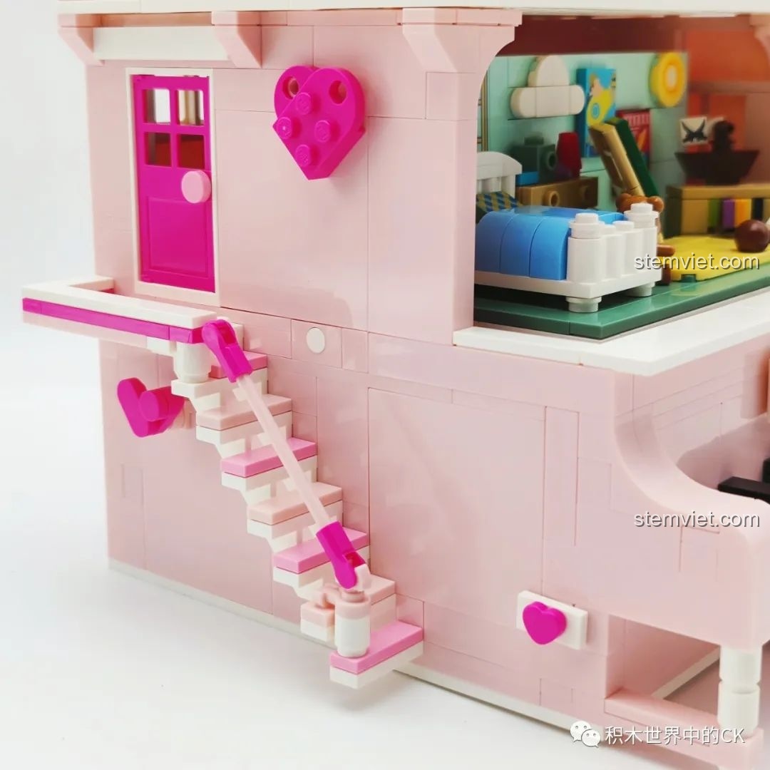 Cận cảnh chi tiết cầu thang trang trí trên mô hình đàn piano Keeppley DZ0155.