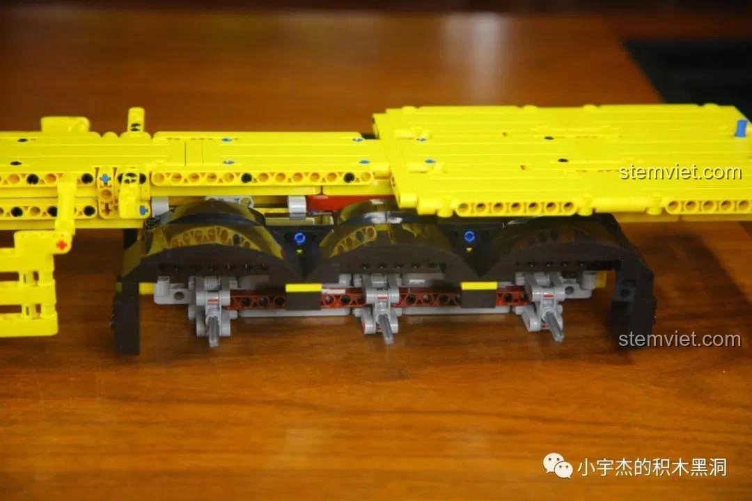 Cận cảnh phần chân chống của khung gầm đồ chơi lắp ráp Thùng Container Hồng 1:10 YC-QC013.