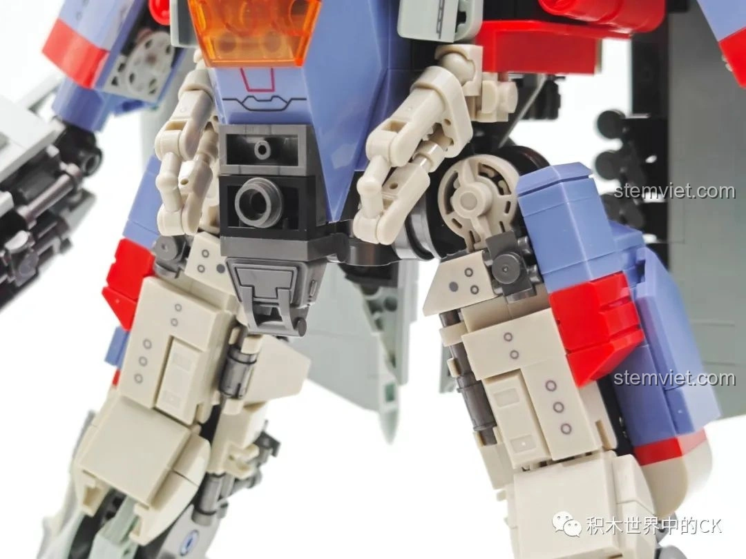 Cận cảnh phần chân dưới và khớp gối của mô hình Robot Biến Hình Blitzwing JIESTAR 58047.