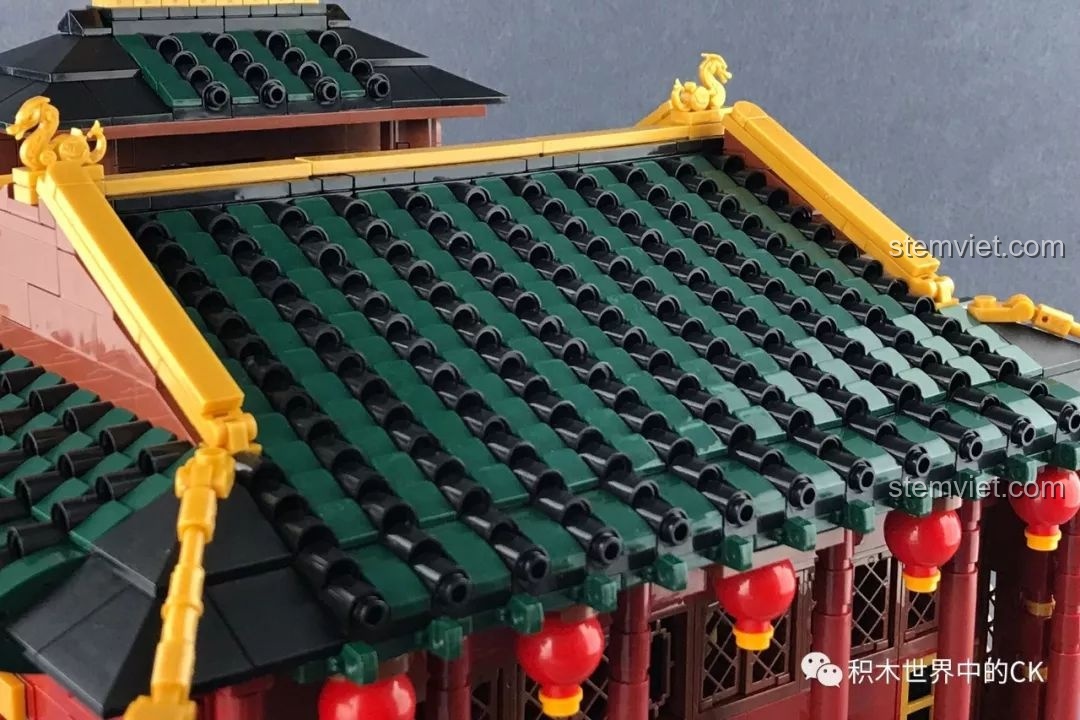 Cận cảnh chi tiết mái ngói của bộ lắp ghép XINGBAO XB01020, với các chi tiết rồng vàng trang trí.