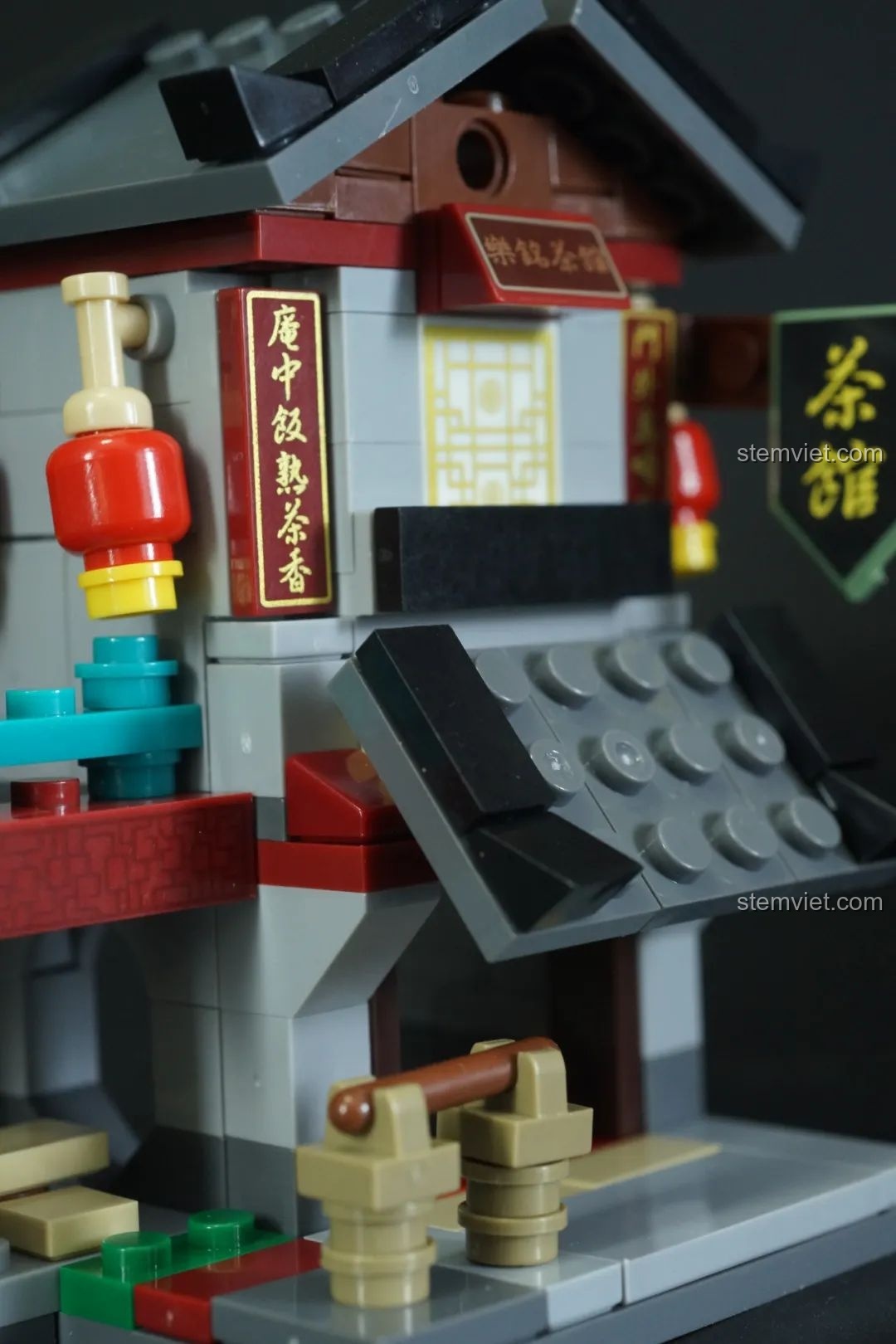 Cận cảnh chi tiết biển hiệu và đèn lồng của Trà Quán Lạc Minh, một phần trong bài đánh giá KAZI KY5005.