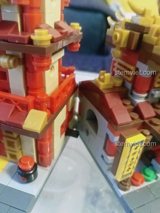 Cận cảnh chốt nối giữa hai mô hình trong bộ đồ chơi Mô hình kiến trúc Trung Hoa 01101 đáng tiền.