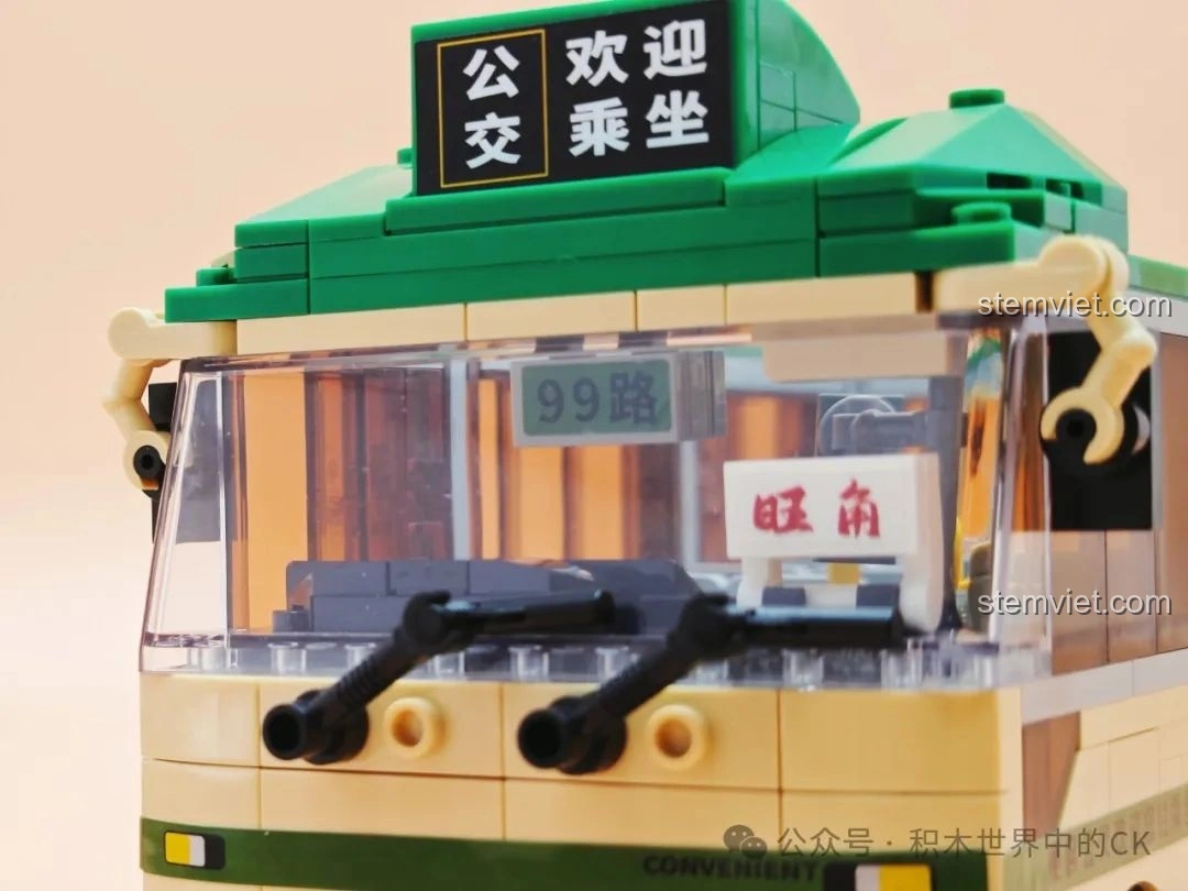 Cận cảnh cửa ra vào của mô hình ZheGao 991013 Xe Buýt Cổ Điển Hồng Kông, cho thấy chi tiết tay nắm và bản lề.