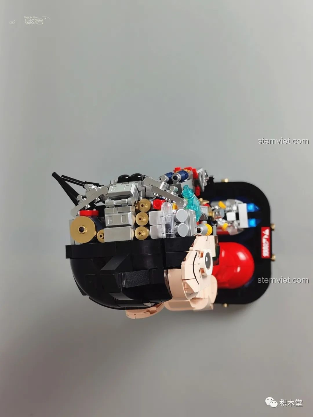 Cận cảnh phần đầu của mô hình Astro Boy nhìn từ phía sau, thấy rõ mái tóc đen bóng.