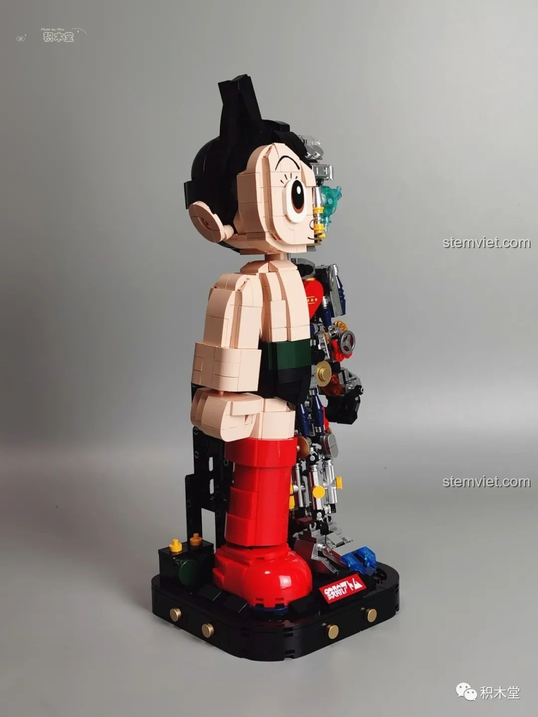 Cận cảnh phần đầu của mô hình Astro Boy, với mái tóc nhọn và khuôn mặt được in sắc nét.