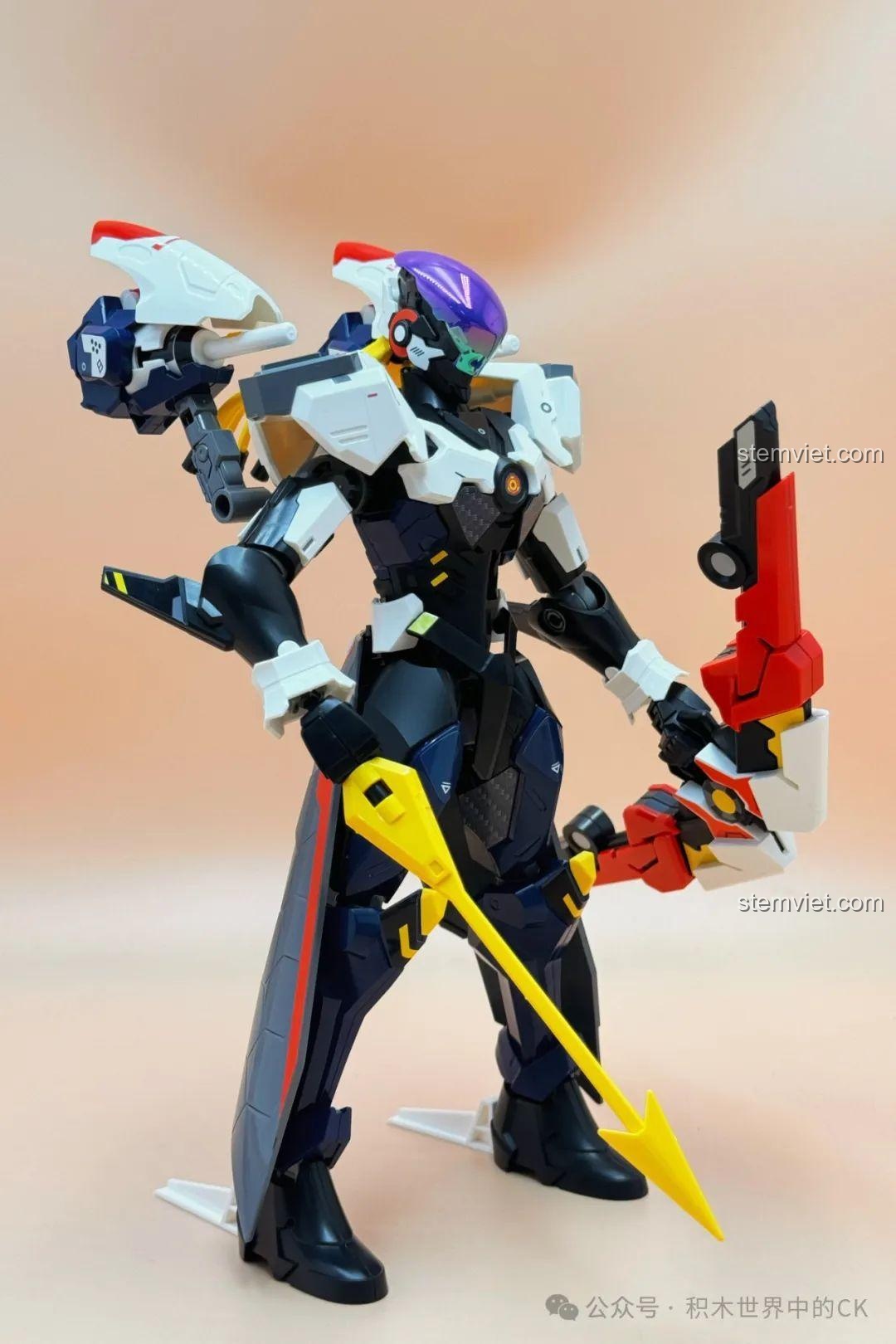 Cận cảnh phần đầu của mô hình Hậu Nghệ Keeppley 78013, với mũ giáp tím bóng và chi tiết mắt.