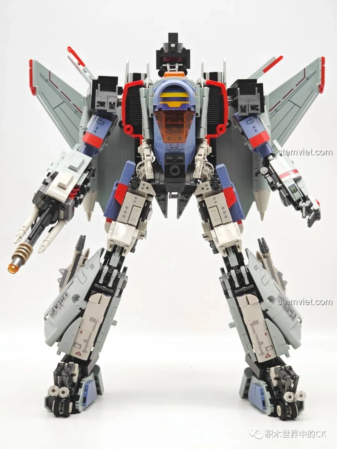 Cận cảnh phần đầu của mô hình Robot Biến Hình Blitzwing JIESTAR 58047, chi tiết mũ giáp và mắt.