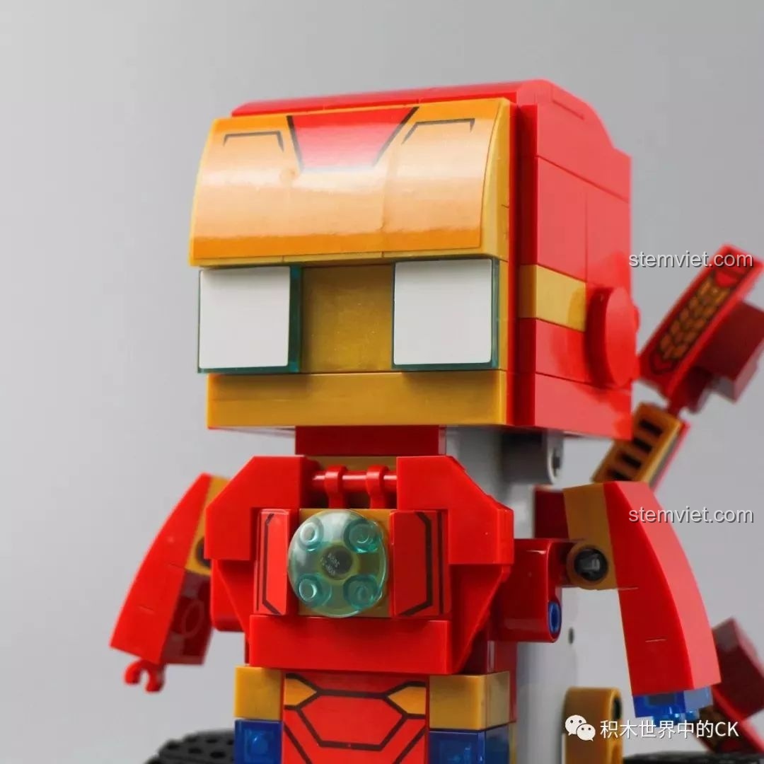 Cận cảnh phần đầu của mô hình Robot Iron Man 13038 với các chi tiết sticker dán tỉ mỉ.