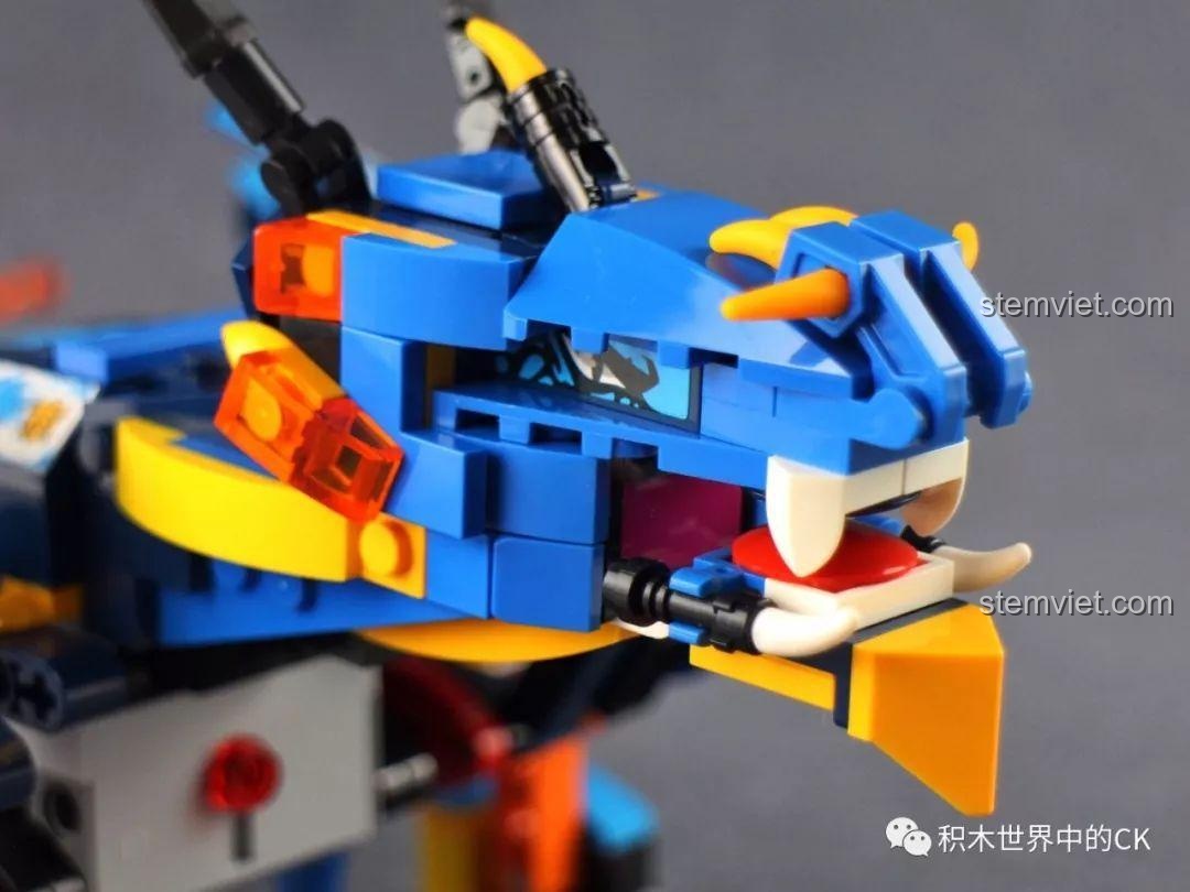 Cận cảnh phần đầu của Rồng Sét Mould King 13018, với hàm răng và mắt được dán sticker.