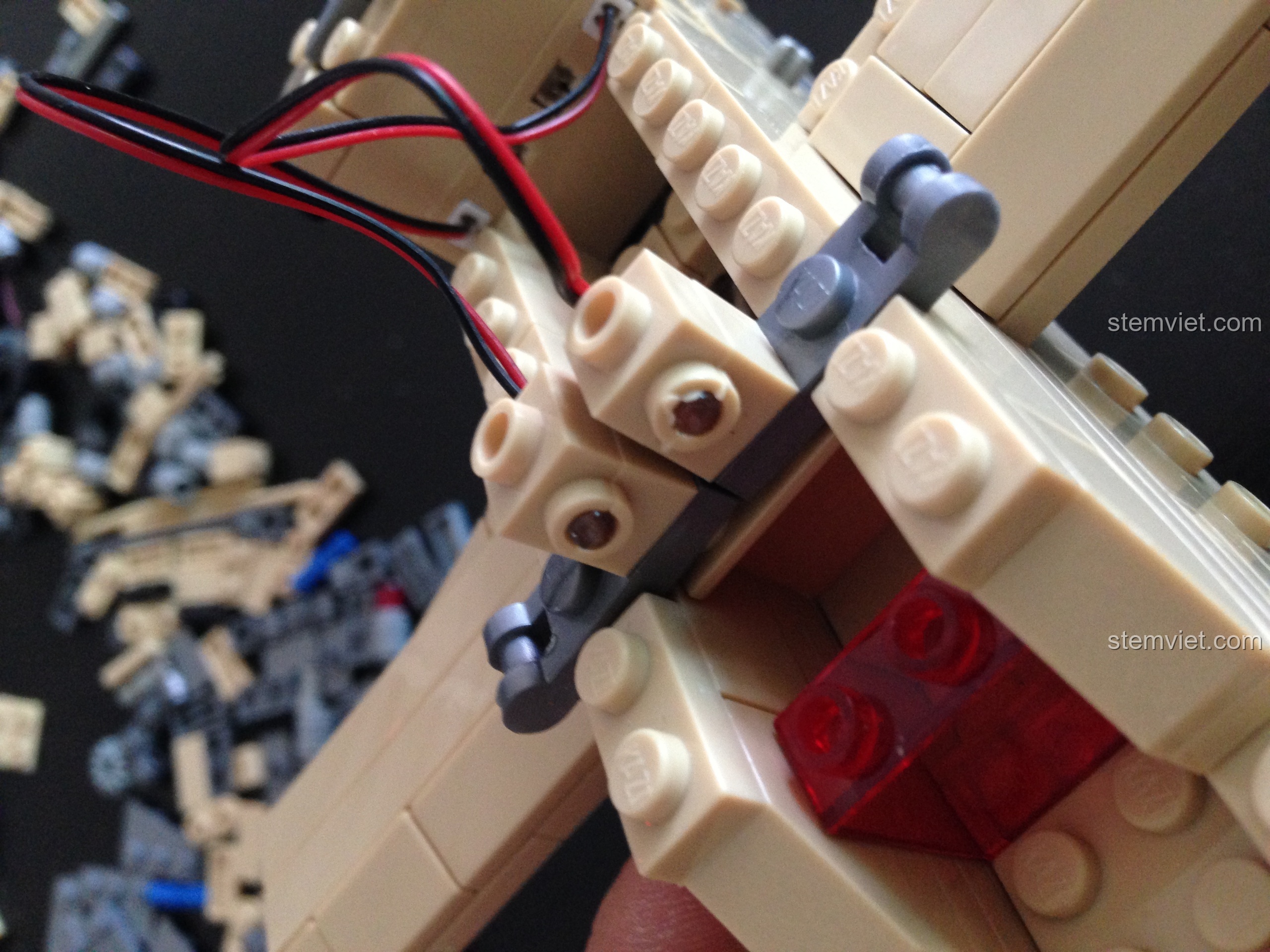 Cận cảnh chi tiết hệ thống dây điện của bộ đèn được lắp đặt gọn gàng trong mô hình KAZI KY 84020 Mô hình AH-64 Apache.