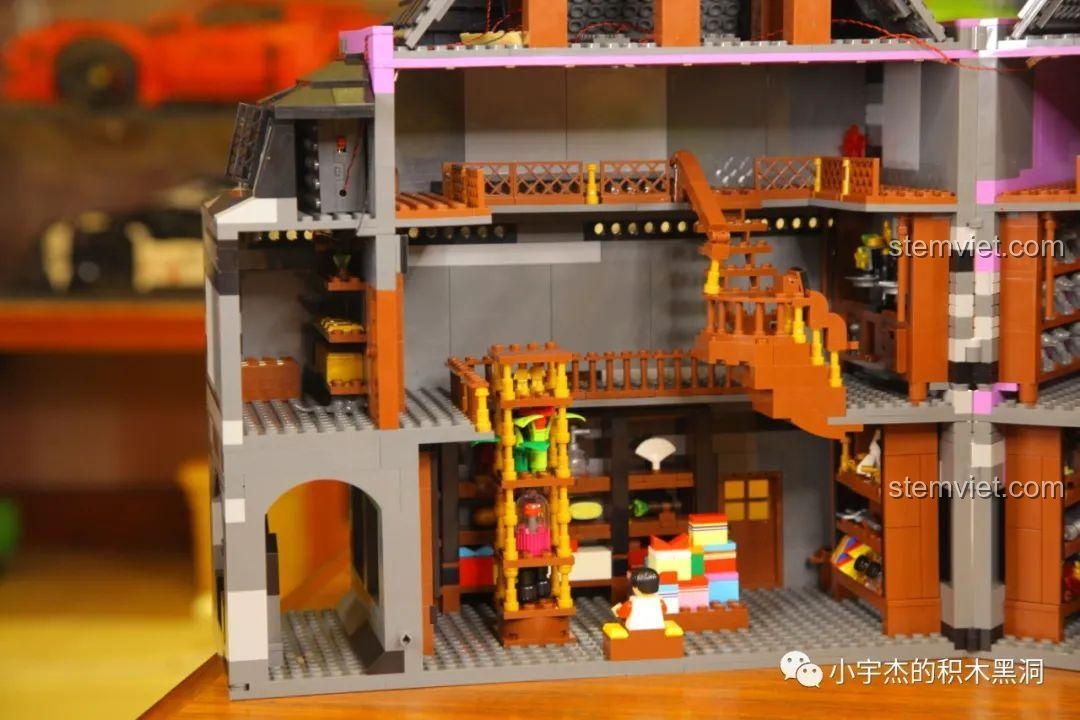 Cận cảnh chiếc đèn chùm pha lê lộng lẫy trong bộ lắp ráp Weasleys' Wizard Wheezes.